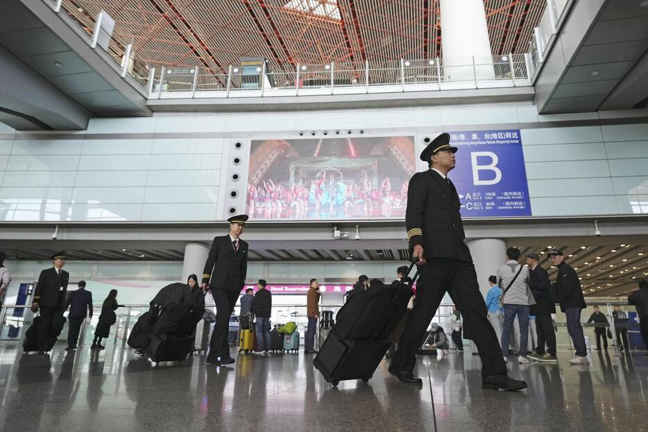 北京首都国際空港の到着ロビー＝22日（共同）