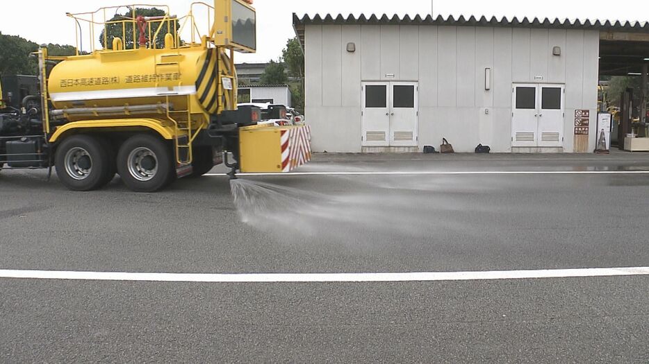 凍結防止剤をまくデモンストレーション