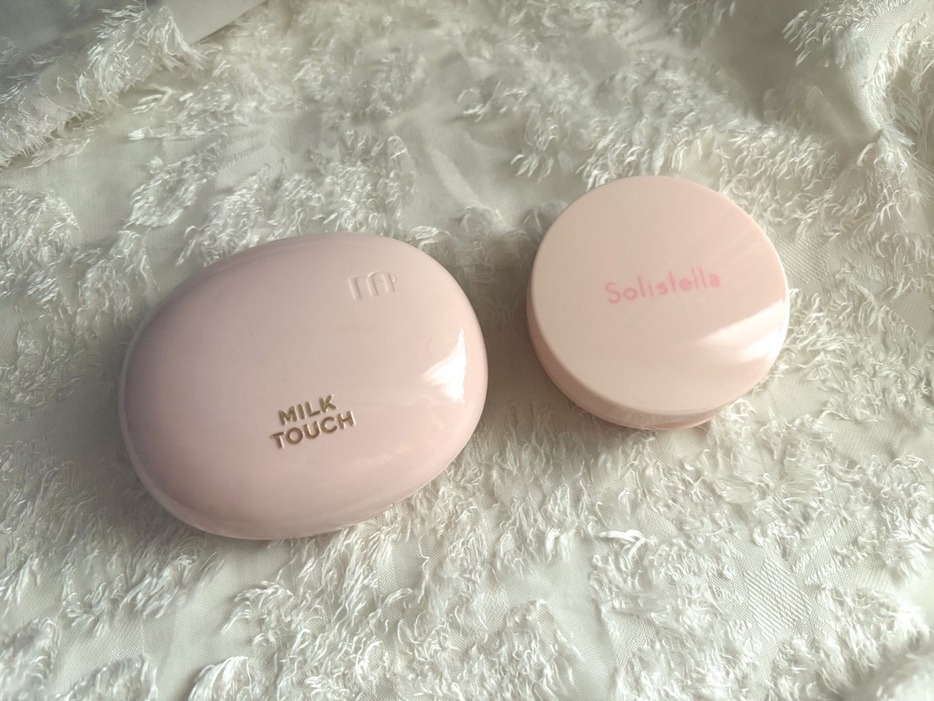 ■左：MILK TOUCHのクッションファンデ、右：Solistellaのクッションファンデ