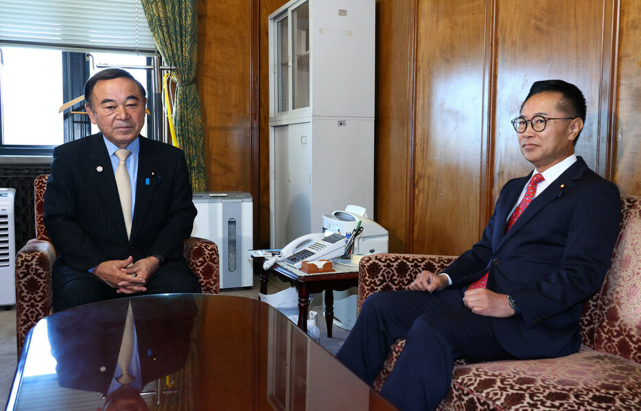 会談に臨む自民党の坂本哲志国対委員長（左）と国民民主党の古川元久国対委員長＝１３日午前、国会内