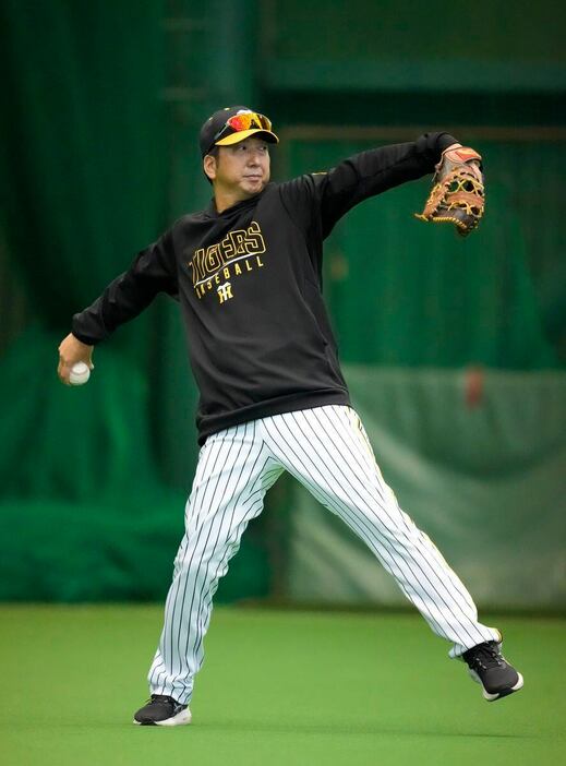 キャッチボールをする阪神・藤川球児監督＝安芸市営球場（撮影・甘利慈）