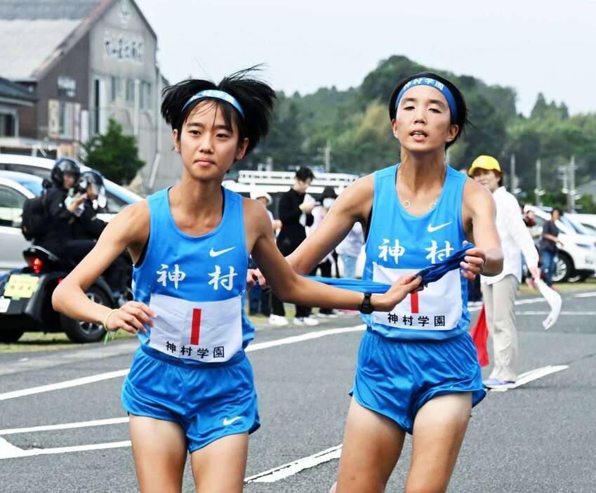 第１中継所、トップでたすきをつなぐ神村学園＝指宿市