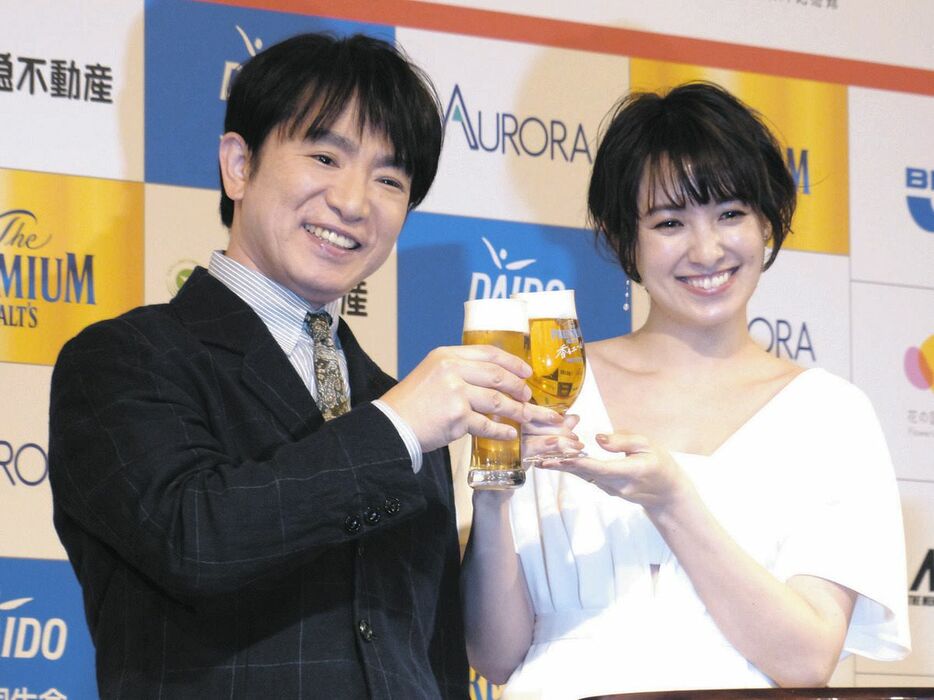 受賞記念のビールで乾杯のポーズをとる濱口優（左）と南明奈