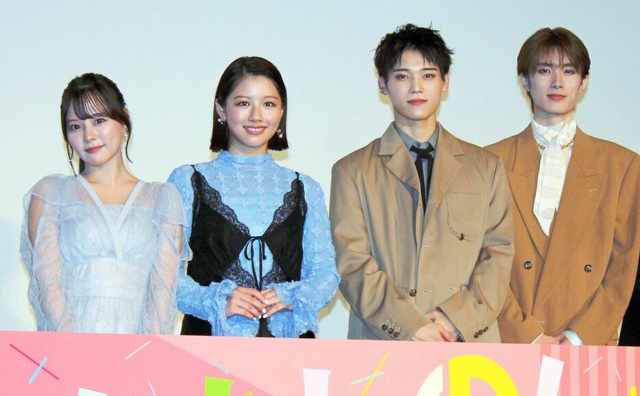 舞台あいさつした（左から）齊藤なぎさ、渡邉美穂、木村柾哉、山中柔太朗