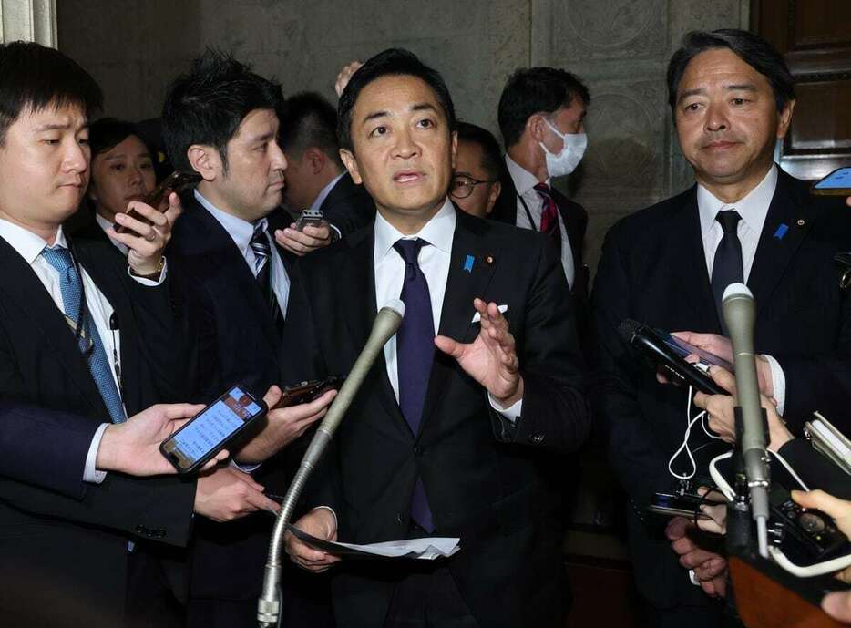 自民党との党首会談後、記者団の取材に応じる国民民主党の玉木雄一郎代表＝11日午前、国会内（春名中撮影）