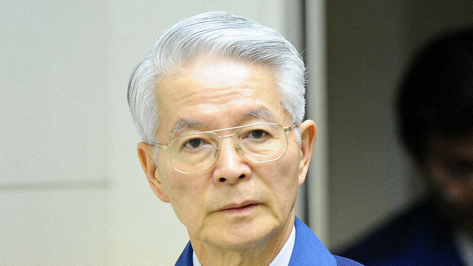 福島第1原発の事故後、記者会見に臨む東京電力の勝俣恒久会長（当時）＝東京都千代田区の東京電力本店で2011年4月17日、津村豊和撮影