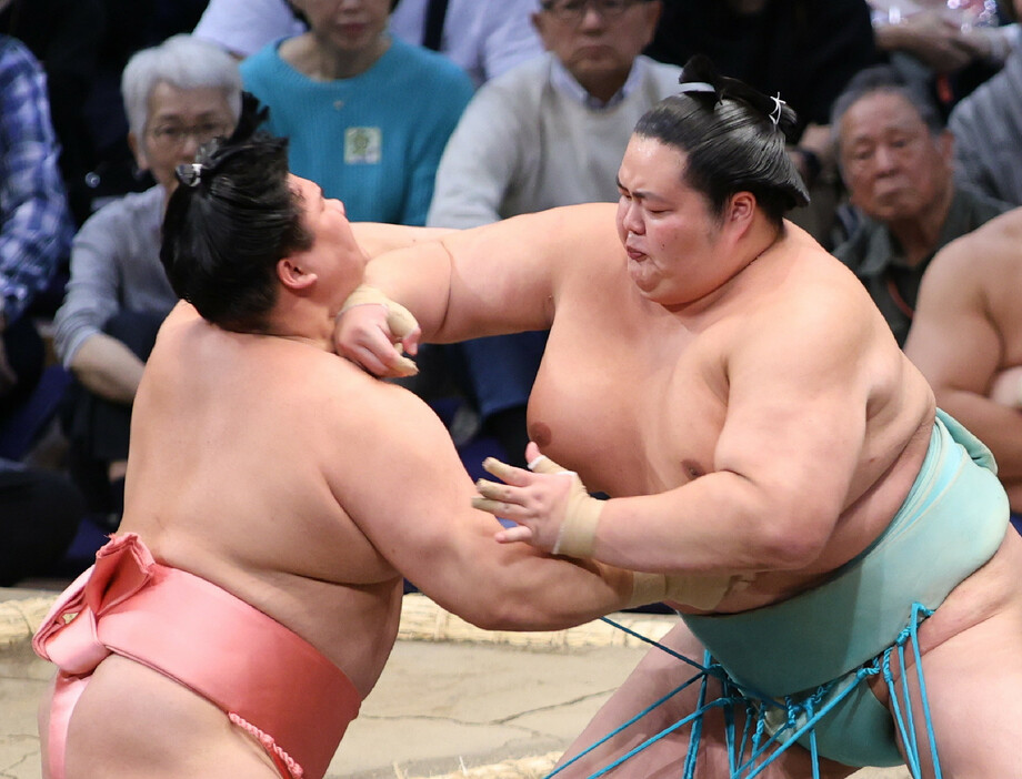 大相撲九州場所５日目。宇良（左）を攻める琴桜＝１４日、福岡国際センター