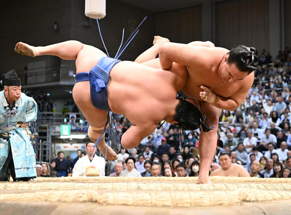 若隆景（左）を小手投げで破る豊昇龍（撮影・和賀正仁）