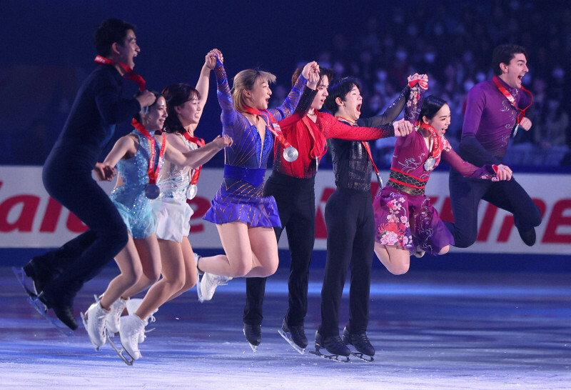 エキシビション来場者に北京五輪の銀メダルを披露する（左から）木原龍一、三浦璃来、樋口新葉、坂本花織、宇野昌磨、鍵山優真、小松原美里、小松原尊＝国立代々木競技場で2024年11月10日、猪飼健史撮影