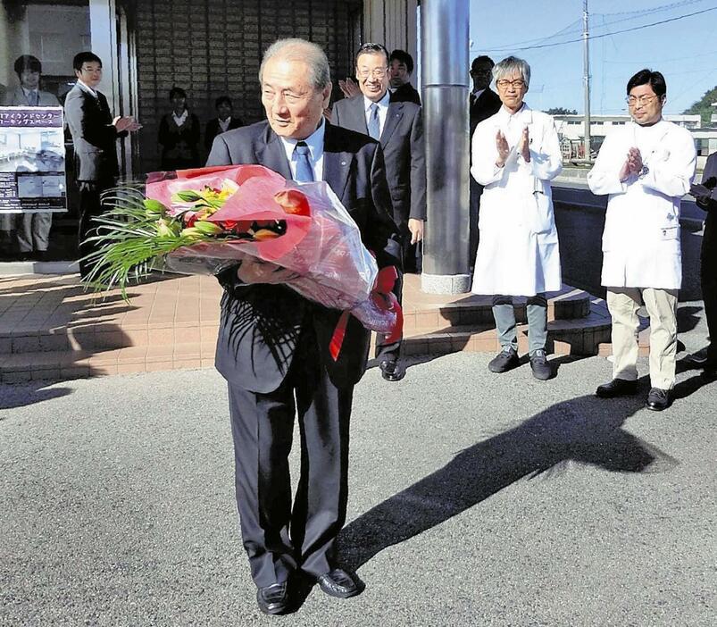 村役場を後にする藤本村長（25日午前、大分県姫島村で）