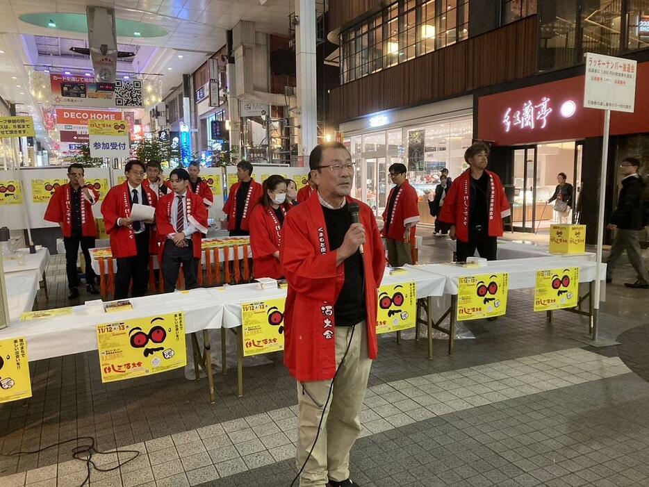 参加者にあいさつする南会長