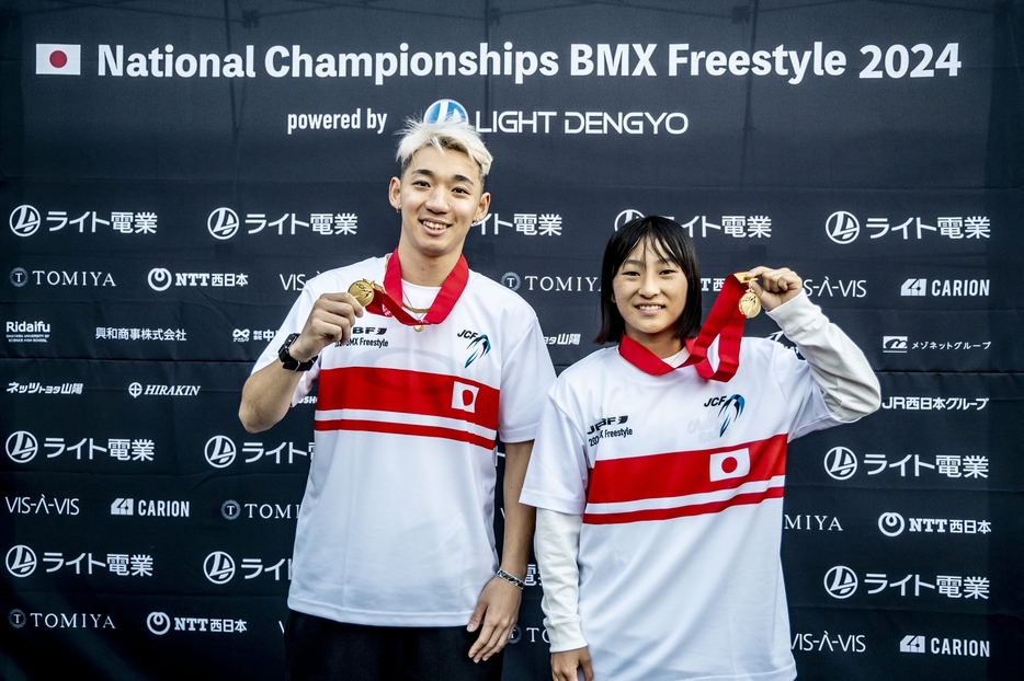 優勝した中村と小澤 photograph by Naoki Gaman /Japan Cycling Federation/JFBF