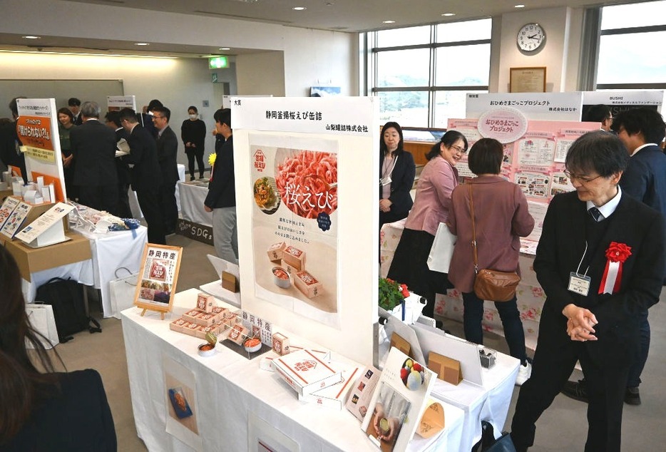 会場には受賞品の展示コーナーも設けた＝19日午後、静岡県庁