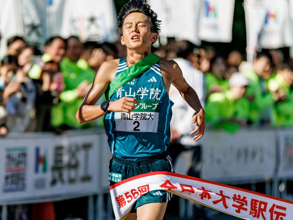 11月3日の全日本大学駅伝。3位でフィニッシュする青学大アンカーの塩出翔太（3年） photograph by Kiichi Matsumoto