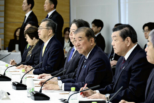 新しい地方経済・生活環境創生本部の初会合で発言する石破首相（右から３人目）。同２人目は伊東地方創生相（８日午前１０時３５分、首相官邸で）＝源幸正倫撮影