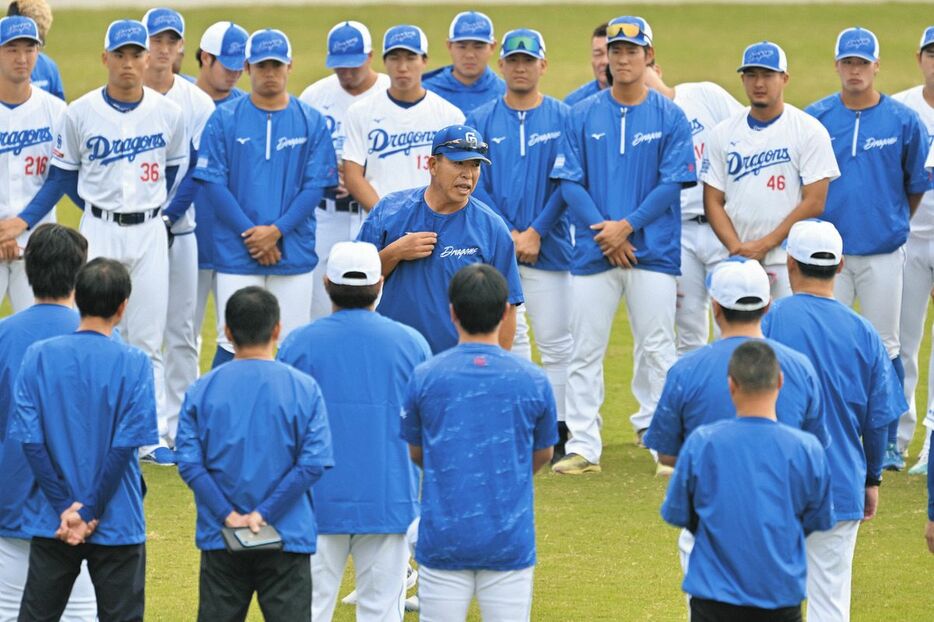 中日ドラゴンズの秋季キャンプが始まり、円陣を組んだ選手に話をする井上新監督（中）