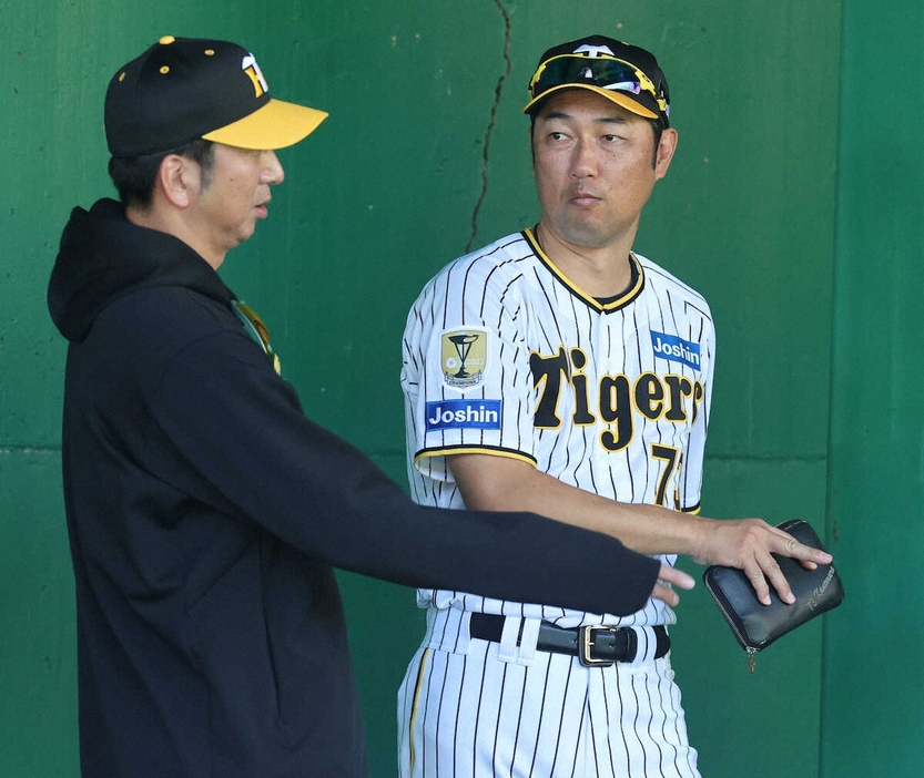 秋季キャンプのブルペンで話し込む金村コーチ（右）と藤川監督