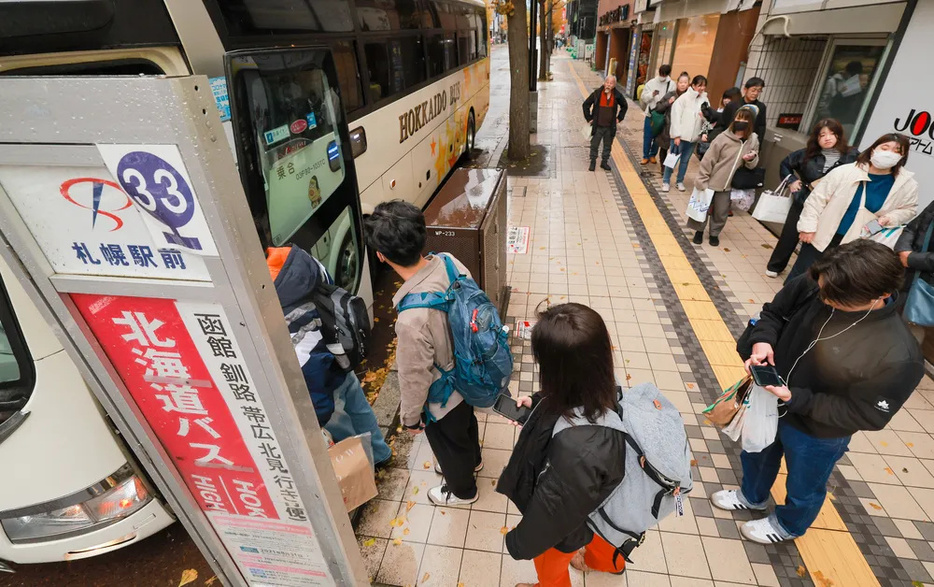 利用客で混み合う札幌発函館行きの高速バス乗り場。JRの脱線事故の影響で札幌―函館間を結ぶ高速バスはこの日、軒並み満席となった=17日午後0時15分、札幌市中央区（大石祐希撮影）