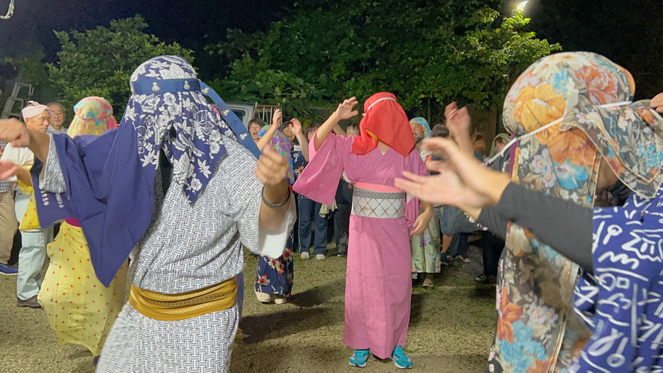 「ヨイヤヨイヤ」と盛り上がったムチモレ踊り＝16日、鹿児島県大和村湯湾釜