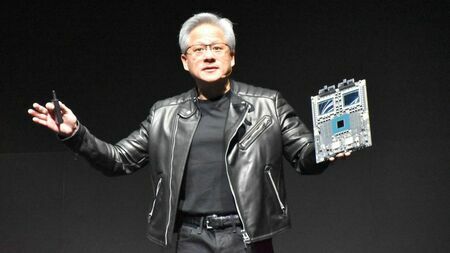 「NVIDIA AI Summit Japan」でプレゼンを行うジェンスン・ファンCEO（記者撮影）