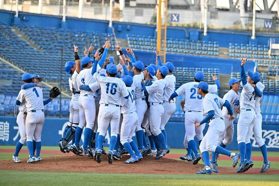 優勝喜ぶ青学大ナイン＝神宮球場（撮影・田村亮介）