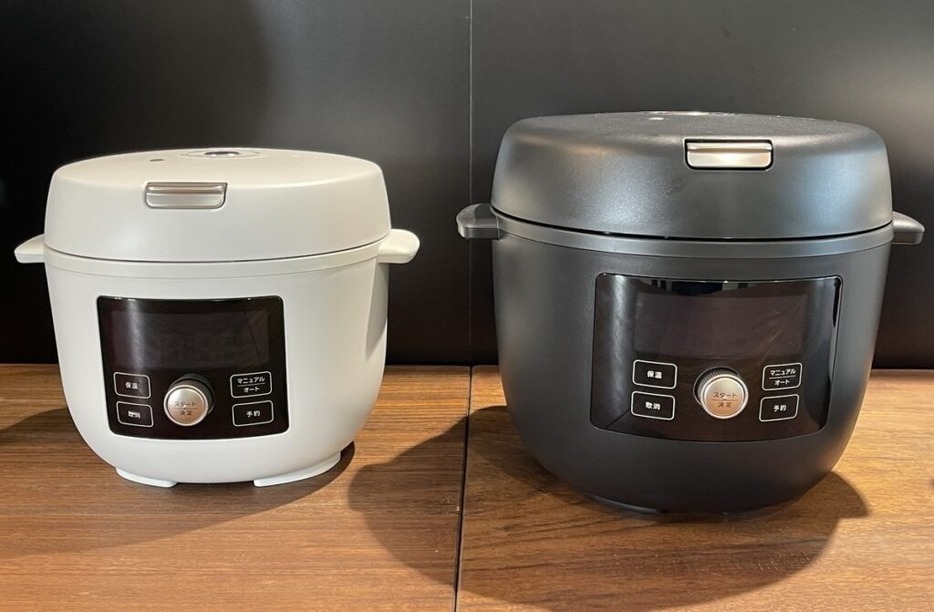 タイガー魔法瓶　電気圧力鍋「TIGER COOKPOT」COK-B220 （写真左）2万7,800円、COK-B400（写真右）3万2800円。いずれも2024年11月1日発売、カラーはそれぞれマットブラックとマットホワイトの2カラー展開