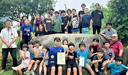 表彰状を手に笑顔を見せる「あはりっ子」ら＝１３日、渡嘉敷村立阿波連小学校