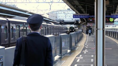 相模鉄道のかしわ台駅では交代する乗務員の姿をよく見かける（記者撮影）