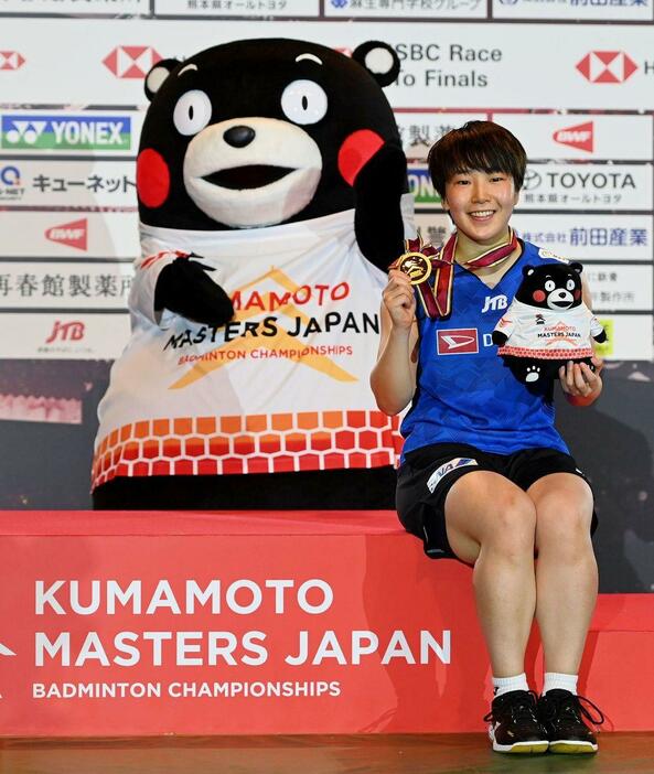 女子シングルスで優勝し、笑顔で写真に納まる山口茜（撮影・星野楽）