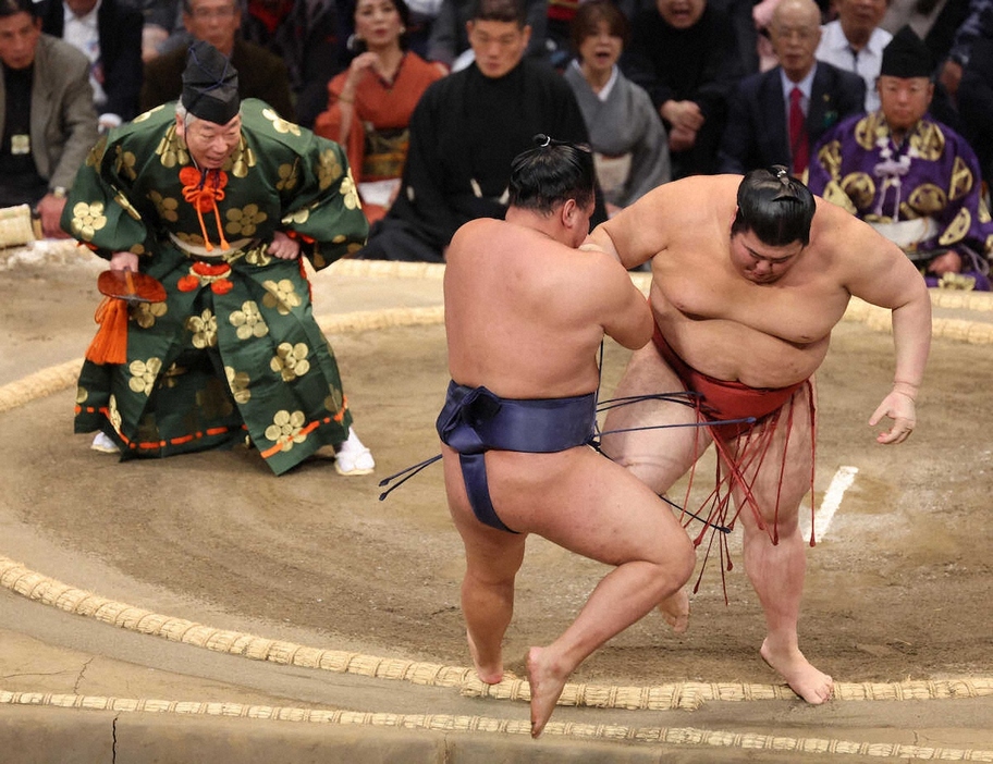 ＜九州場所6日目＞熱海富士（右）の勇み足で豊昇龍（左）は辛くも勝利した（行司は木村庄太郎）（撮影・成瀬　徹）