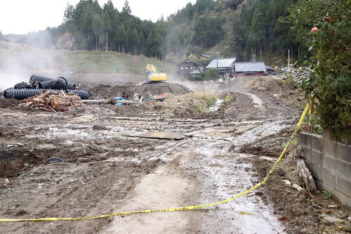 遺体が見つかった垣地さん宅周辺（２６日、輪島市で）＝武山克彦撮影