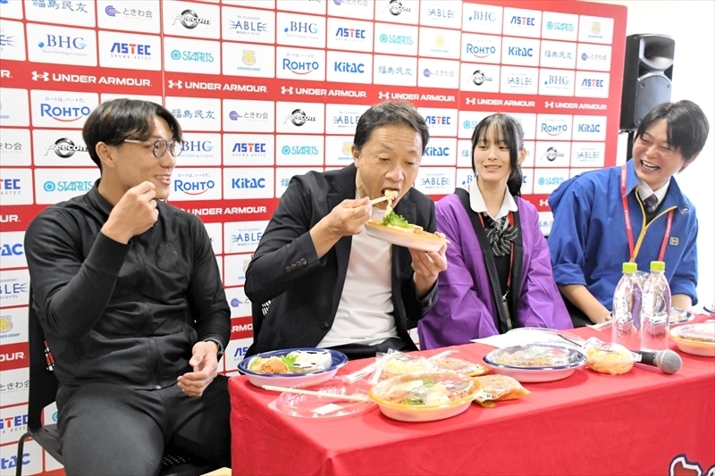 開発したメニューを試食する大倉社長（左から２人目）と石田選手（左）