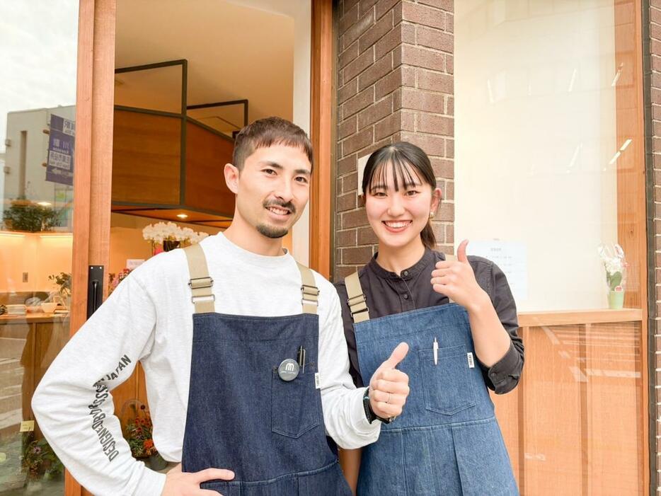 （右から）「MAG COFFEE」店主の小塩葵さんと夫の博一さん