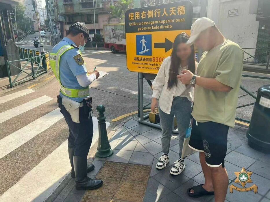 マカオ治安警察局が実施した歩行者の道路横断違反に対する取り締まりの様子＝マカオ半島・東望洋街付近（写真：マカオ治安警察局）