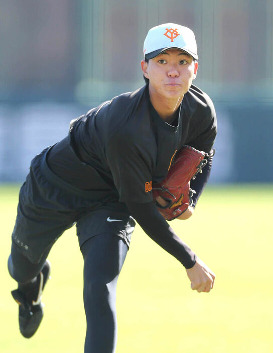 キャッチボールする園田純規（カメラ・宮崎　亮太）