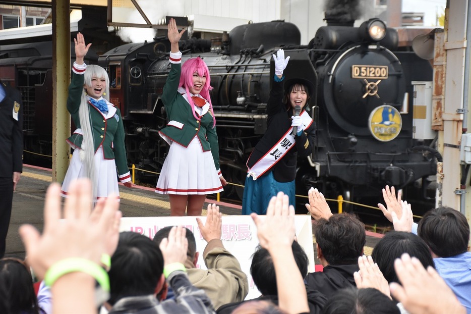 萌えサミットのキャラクターと一緒にイベントを盛り上げる声優の篠原さん（右、JR山口駅で）