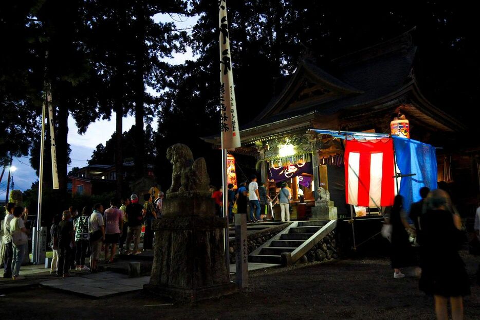 浅原神社に参拝する人たち