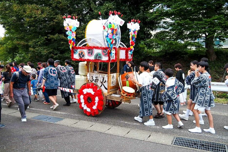 子どもたちも玉送りに参加