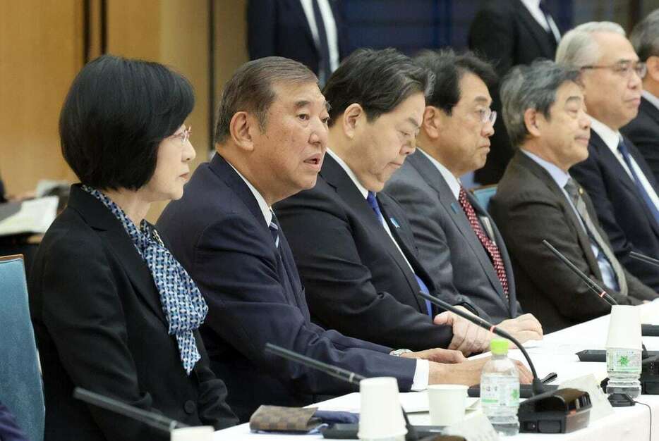 政府税制調査会で発言する石破茂首相（左から2人目）。左は翁百合会長＝8日午後、首相官邸（春名中撮影）