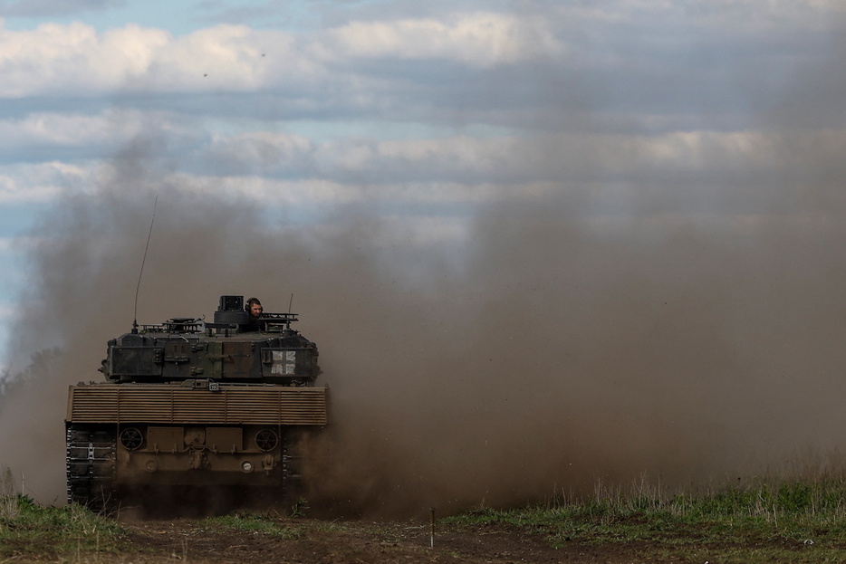 ドネツク州の前線近く、独製レオパルト2A6戦車とウクライナ第21独立機械化旅団（2024年5月12日）　REUTERS/Valentyn Ogirenko