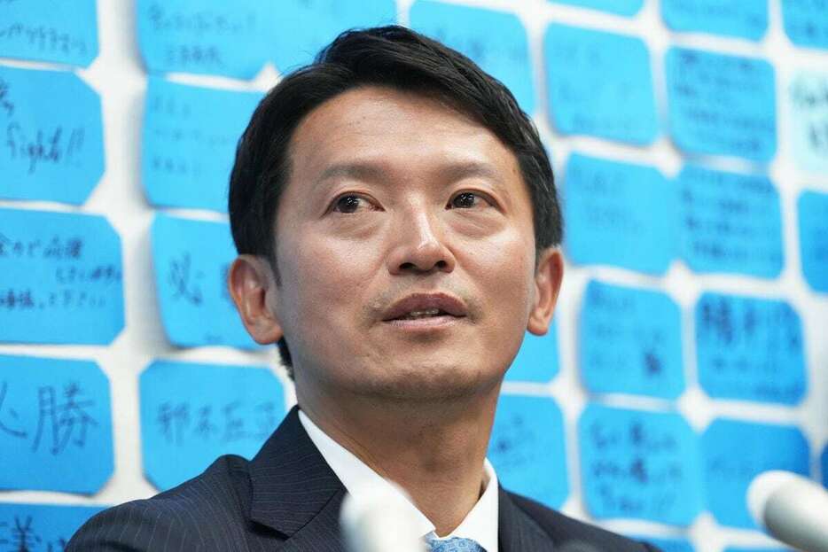 兵庫県知事選から一夜明け、報道陣の取材に応じる斎藤元彦氏＝18日午後1時26分、神戸市中央区（南雲都撮影）