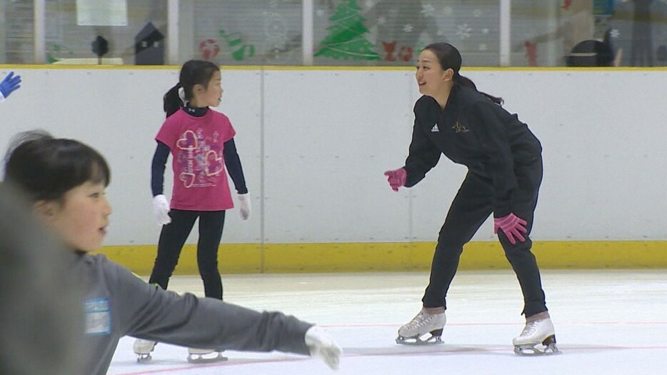 浅田真央さんの指導を受ける中井選手（2019年）