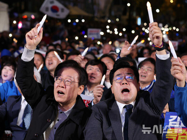 (写真：朝鮮日報日本語版) ▲共に民主党の李在明代表と朴賛大院内代表。2024.11.9