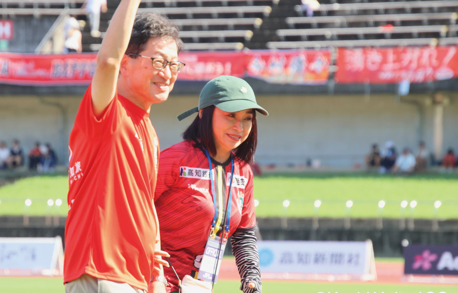 高知ユナイテッドSCの山本志穂美社長(右)　社業のかたわら、選手たちの食生活を支える「寮母さん」でもあるというパワフル社長だ