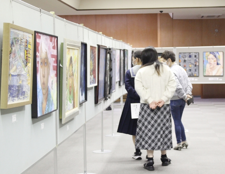 昨年10月に開催した「第32回けんしん美術展」＝大分市中島西