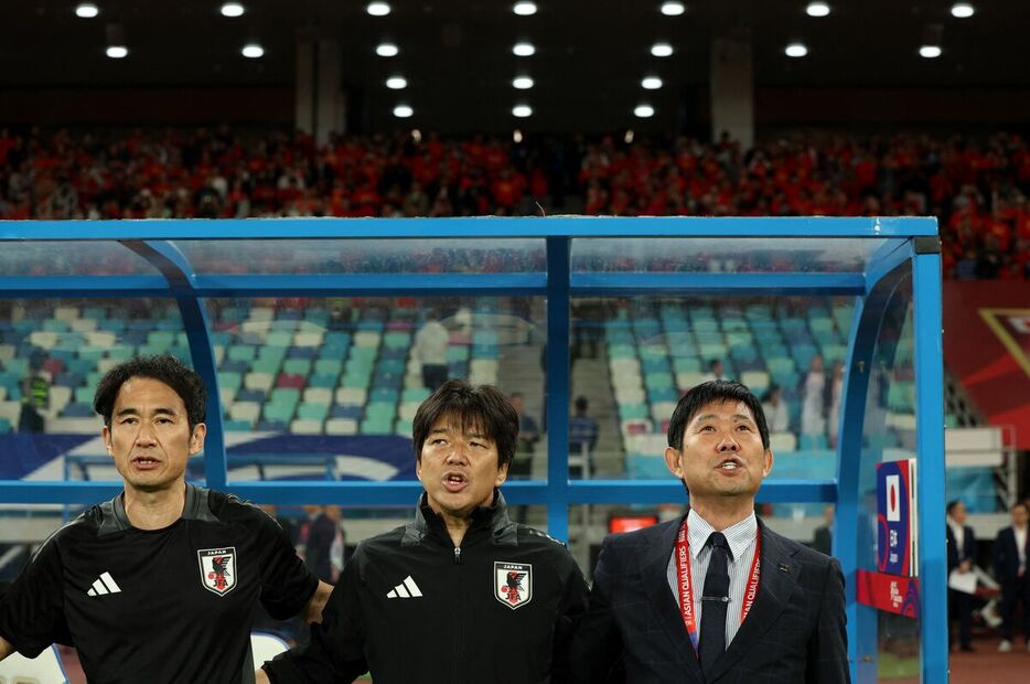 試合前に国歌斉唱する森保一監督（右、ロイター）