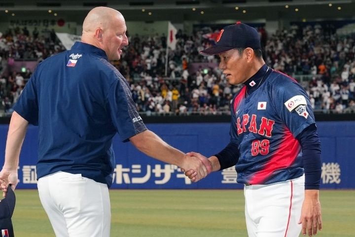 侍Jの井端監督（右）とチェコのハジム監督（左）は固い握手を交わした。(C)Getty Images