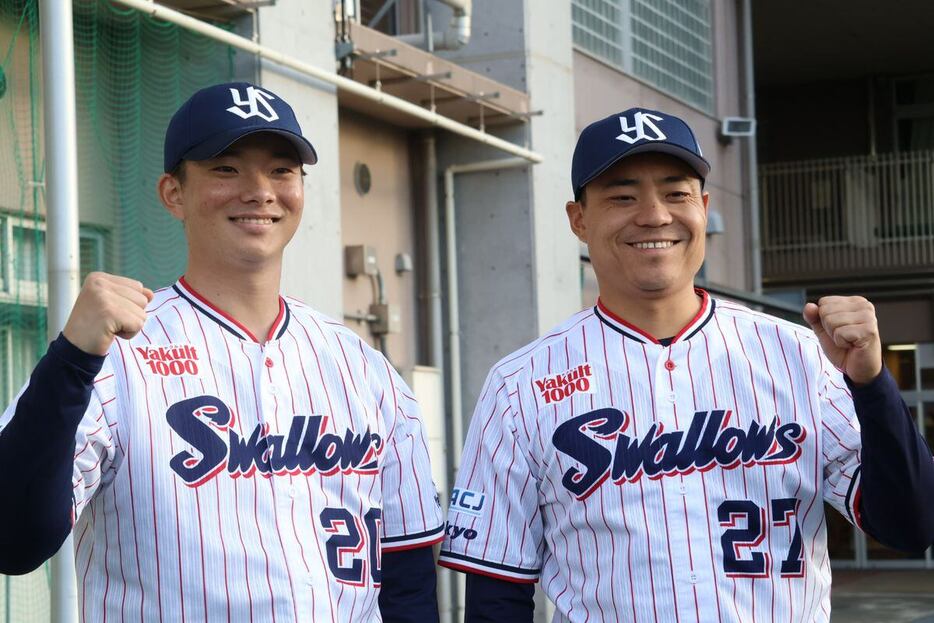 東京都内で開かれた野球教室に参加したヤクルト・中村＆木沢＝足立区（撮影・児嶋基）