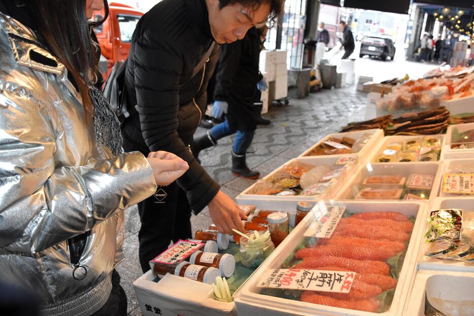 札幌市中央区の二条市場に並ぶ瓶詰めのイクラと生筋子