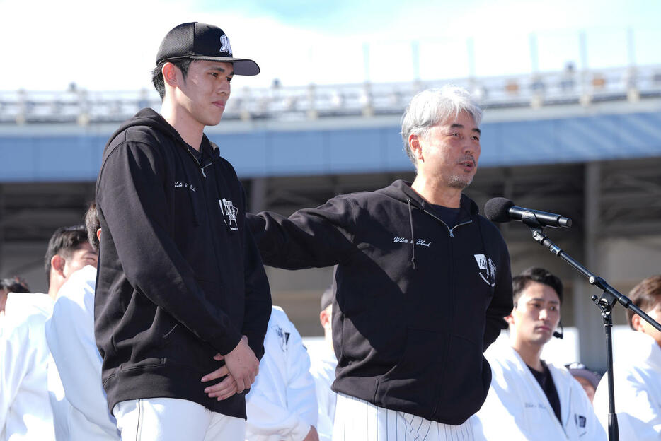 吉井監督（右）からファンにあいさつするよう促されるロッテ佐々木（撮影・鈴木みどり）